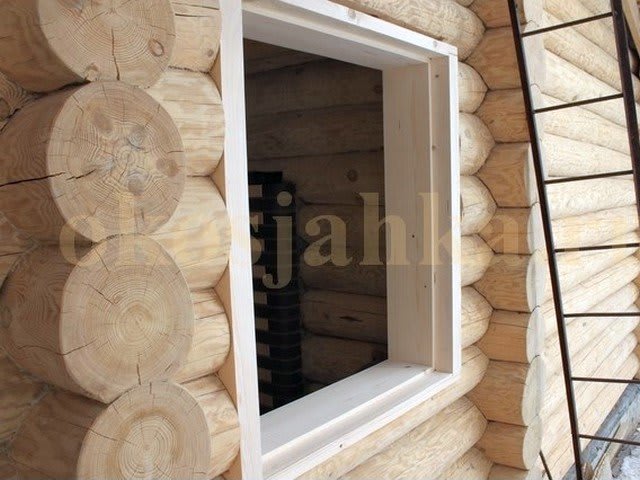 Установка окон в деревянном доме выполняется в обязательной установкой окосячки или обсады