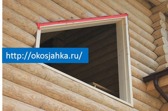 Окно в форме трапеции в деревянном доме